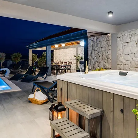 Luxury Pocrnja -heated Pool, Sauna, Jacuzzi, Pool Table オミシュ