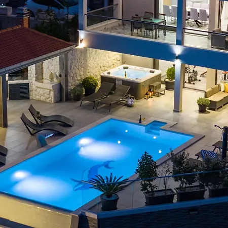 Luxury Pocrnja -heated Pool, Sauna, Jacuzzi, Pool Table * Omiš