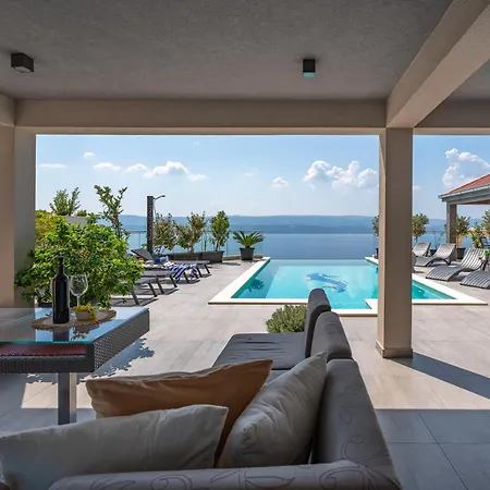 Luxury Pocrnja -heated Pool, Sauna, Jacuzzi, Pool Table * Оміш