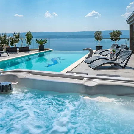 Luxury Pocrnja -heated Pool, Sauna, Jacuzzi, Pool Table オミシュ