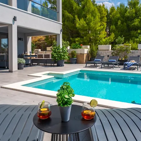 Luxury Pocrnja -heated Pool, Sauna, Jacuzzi, Pool Table ヴィラ