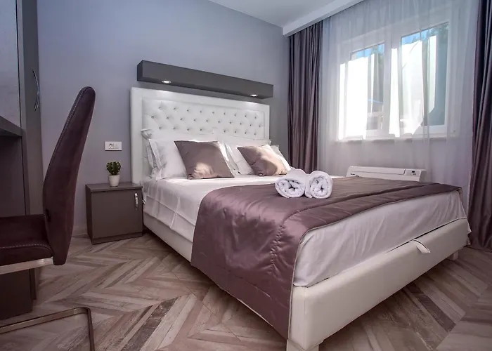 빌라 Luxury Pocrnja -heated Pool, Sauna, Jacuzzi, Pool Table *