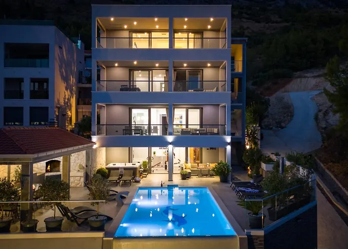 빌라 Luxury Pocrnja -heated Pool, Sauna, Jacuzzi, Pool Table *