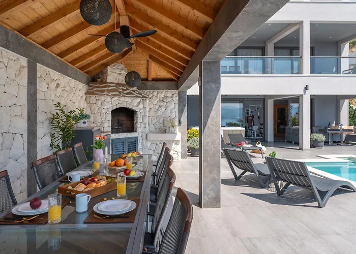 빌라 Luxury Pocrnja -heated Pool, Sauna, Jacuzzi, Pool Table 오미스